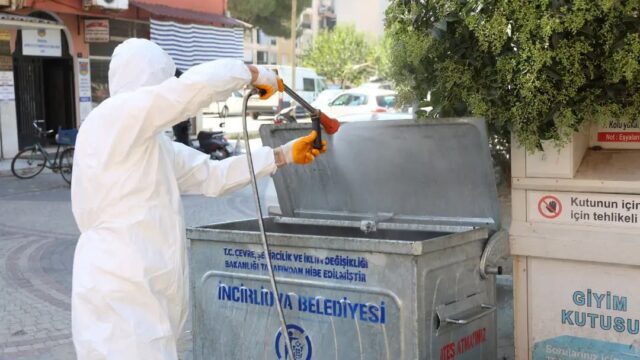 AYDIN’IN İNCİRLİOVA İLÇESİNDE KARASİNEK OLUŞUMUNUN VE YAYILIMININ ÖNÜNE GEÇİLMESİ AMACIYLA İLÇE GENELİNDEKİ ÇÖP KONTEYNERLERİ BELEDİYE EKİPLERİ TARAFINDAN İLAÇLANDI.