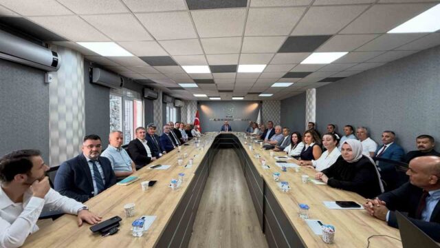 AYDIN GENÇLİK VE SPOR İL MÜDÜRLÜĞÜNDE, KURUMUN GÖREV VE YETKİ ALANINDAKİ ÇALIŞMALARIN DEĞERLENDİRİLMESİ, BİRİMLER ARASINDAKİ KOORDİNASYONUN GÜÇLENDİRİLMESİ VE HİZMETLERİN DAHA ETKİN YÜRÜTÜLMESİ AMACIYLA TOPLANTI GERÇEKLEŞTİRİLDİ.