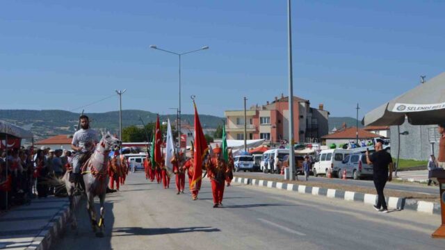 MANİSA’NIN SELENDİ İLÇESİNİN DÜŞMAN İŞGALİNDEN KURTULUŞUNUN 104. YIL DÖNÜMÜ İLE 31. TÜTÜN VE CİRİT FESTİVALİ, DÜZENLENEN ETKİNLİKLERLE BÜYÜK BİR COŞKUYLA KUTLANDI. TEMSİLİ KURTULUŞ SAHNESİNDE ATLI SÜVARİLER VE KARA FATMA KARAKTERİNİ CANLANDIRAN ÇOCUK, İZLEYENLERE DUYGU DOLU ANLAR YAŞATTI.