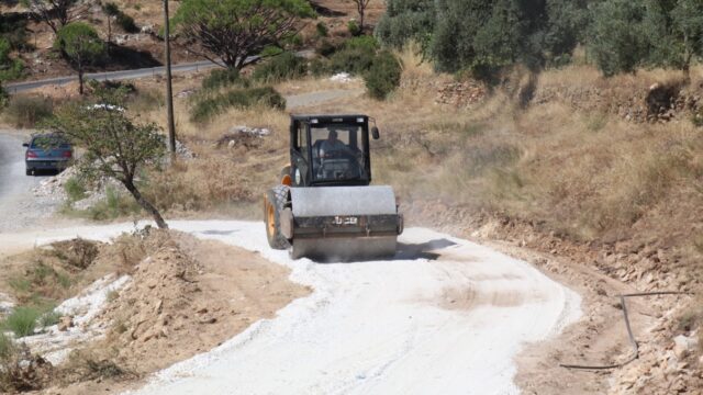 BOZDOĞAN BELEDİYESİ, İLÇE GENELİNDE ULAŞIM KONFORUNU VE GÜVENLİĞİNİ ARTIRMAYA YÖNELİK ÇALIŞMALARINI SÜRDÜRÜYOR. FEN İŞLERİ MÜDÜRLÜĞÜ EKİPLERİ TARAFINDAN GÜRE MAHALLESİ’NDE VATANDAŞLARIN YOĞUN OLARAK KULLANDIĞI GÜZERGÂHTA YOL TESVİYE VE MICIR ÇALIŞMASI GERÇEKLEŞTİRİLDİ.