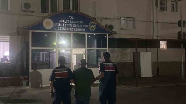 AYDIN'IN KUYUCAK İLÇESİNDE ORMANLIK ALANA KENEVİR EKTİĞİ BELİRLENEN ŞÜPHELİ, BİTKİLERİN BAKIMINI YAPMAK ÜZERE ELİNDE HAYVAN GÜBRESİYLE GELDİĞİ SIRADA JANDARMA EKİPLERİNCE SUÇÜSTÜ YAKALANDI. OPERASYONDA 57 KÖK KENEVİR BİTKİSİ İLE 1 KİLO 45 GRAM KUBAR ESRAR ELE GEÇİRİLİRKEN, ŞÜPHELİNİN İKAMETİNDE 3 TABANCA VE 1 AV TÜFEĞİ BULUNDU.