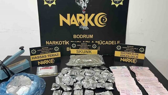 MUĞLA’DA 2-4 EKİM TARİHLERİ ARASINDA MİLAS VE BODRUM CUMHURİYET BAŞSAVCILIKLARI KOORDİNESİNDE MUĞLA EMNİYET MÜDÜRLÜĞÜ NARKOTİK ŞUBE MÜDÜRLÜĞÜ EKİPLERİNCE UYUŞTURUCU MADDE TİCARETİNİ ÖNLEMEYE YÖNELİK GERÇEKLEŞTİRİLEN OPERASYONLARDA 3 ŞAHIS TUTUKLANDI.