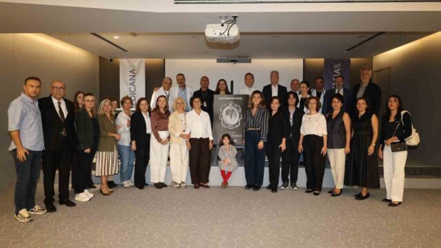 MEDİCANA INTERNATİONAL İZMİR HASTANESİ ÇALIŞANLARI, 2024 YILINDA GEÇİRDİĞİ KALP KRİZİ SONUCU HAYATINI KAYBEDEN İÇ HASTALIKLARI VE GERİATRİ UZMANI PROF. DR. ARİF YÜKSEL'İ VEFATININ İKİNCİ YILINDA ÖZEL BİR TÖRENLE ANDI.