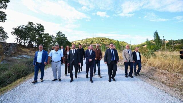 MANİSA BÜYÜKŞEHİR BELEDİYE BAŞKANI BESİM DUTLULU, DEMİRCİ’DE 12 MAHALLEYİ BİRBİRİNE BAĞLAYAN 46 KİLOMETRELİK KARADAŞ YOLUNDA TAMAMLANAN SOĞUK ASFALT ÇALIŞMALARINI YERİNDE İNCELEDİ. BÖLGE ULAŞIMINDA ÖNEMLİ BİR GÜZERGÂH OLAN YOLUN, MAHALLE SAKİNLERİNİN YANI SIRA TAŞIMALI EĞİTİM KAPSAMINDA ÖĞRENCİ SERVİSLERİ TARAFINDAN DA KULLANILDIĞI BELİRTİLDİ.