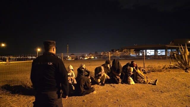 SEFERİHİSAR İLÇESİNDE SAHİL GÜVENLİK EKİPLERİ TARAFINDAN KARADA TESPİT EDİLEN 8'İ ÇOCUK TOPLAM 15 DÜZENSİZ GÖÇMEN YAKALANDI.