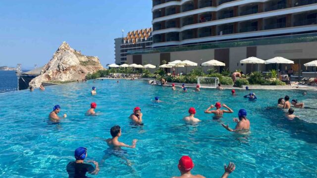 ÇOCUKLU AİLELERİN TATİL ALIŞKANLIKLARI DEĞİŞİRKEN, MARMARİS’TEKİ SİNPAŞ RESERVE YAZ SEZONUNDA YAKLAŞIK 9 BİN 600 ÇOCUĞU AĞIRLADI. HAZİRAN-EYLÜL DÖNEMİNDE TESİSTE HAFTALIK ORTALAMA 600 ÇOCUK TATİL YAPTI.
