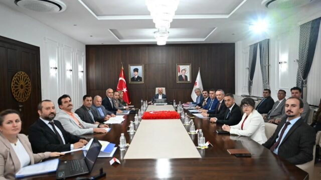 AYDIN VALİSİ DR. OSMAN VAROL BAŞKANLIĞINDA GERÇEKLEŞTİRİLEN TURİZM SEKTÖR TOPLANTISI’NDA, KENTİN TARİHİ, KÜLTÜREL VE DOĞAL DEĞERLERİNİN TURİZME KAZANDIRILMASI VE TURİZMDE MARKA DEĞERİNİN GÜÇLENDİRİLMESİNE YÖNELİK ÇALIŞMALAR ELE ALINDI.