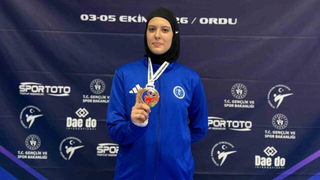 ORDU'DA DÜZENLENEN ŞAMPİYONADA RİNGE ÇIKAN AYDIN BÜYÜKŞEHİR BELEDİYESPOR SPORCUSU ELİFNAZ KÖSEOĞLU, TÜM RAKİPLERİNİ MAĞLUP EDEREK TÜRKİYE ŞAMPİYONU OLDU.