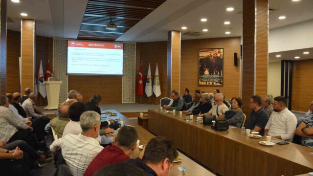 MANİSA TİCARET BORSASI EV SAHİPLİĞİNDE DÜZENLENEN TOPLANTIDA KENTİN ZEYTİN VE ZEYTİNYAĞI ÜRETİMİNDEKİ SON DURUMU ELE ALINDI. 2023 YILINDA 30 MİLYON OLAN ZEYTİN AĞACI SAYISININ 2026 YILI İTİBARIYLA 38 MİLYONA ULAŞTIĞI MANİSA'DA, BU SEZON REKOR ZEYTİNYAĞI REKOLTESİ BEKLENDİĞİ AÇIKLANDI.