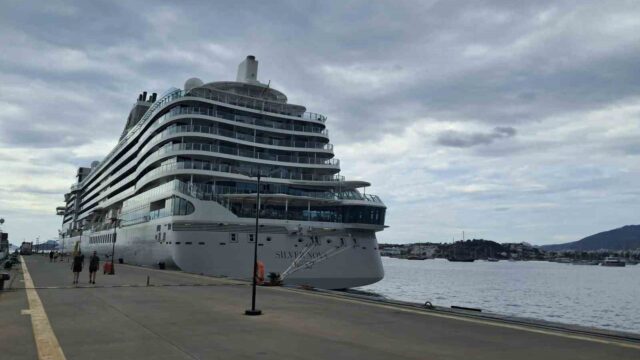 BODRUM, KRUVAZİYER TURİZMİYLE HAREKETLİ GÜNLERİNDEN BİRİNİ YAŞARKEN, BAHAMALAR BAYRAKLI 243 METRE UZUNLUĞUNDAKİ SİLVER NOVA İLÇEYE 351 TURİST GETİRDİ.