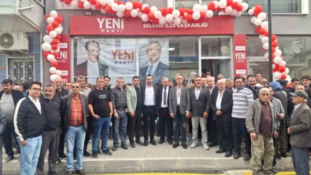 YENİ PARTİ SELENDİ İLÇE BAŞKANLIĞI KONGRESİ’NDE 207 OY ALAN KURUCU İLÇE BAŞKANI ZEKİ ÖZKAN, YENİDEN BAŞKANLIĞA SEÇİLDİ. RAKİBİ TEVFİK UĞUR’UN 132 OY ALDIĞI KONGREDE 1 OY GEÇERSİZ SAYILIRKEN ÖZKAN, YENİ DÖNEMDE BİRLİK VE BERABERLİK İÇERİSİNDE ÇALIŞACAKLARINI SÖYLEDİ.