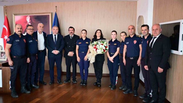 İTFAİYE HAFTASI DOLAYISIYLA BÜYÜKŞEHİR BELEDİYESİ İTFAİYE DAİRE BAŞKANLIĞI EKİPLERİNİ AĞIRLAYAN AYDIN BÜYÜKŞEHİR BELEDİYE BAŞKANI ÖZLEM ÇERÇİOĞLU, ZORLU ŞARTLARDA GÖREV YAPAN İTFAİYECİLERİN HAFTASINI KUTLAYARAK ÇALIŞMALARINDA DESTEKLERİNİN SÜRECEĞİNİ İFADE ETTİ.