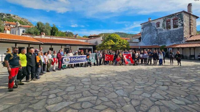 DENİZLİ DOĞADEN DOĞA YÜRÜYÜŞ KULÜBÜ ÜYELERİ, MUĞLA’NIN TARİHİ VE DOĞAL GÜZELLİKLERİNİ KEŞFETMEK AMACIYLA MUĞLALI DAĞCILARIN REHBERLİĞİNDE SABURHANE VE DEĞİRMENDERE KANYONU’NU KAPSAYAN 13 KİLOMETRELİK DOĞA YÜRÜYÜŞÜ GERÇEKLEŞTİRDİ.