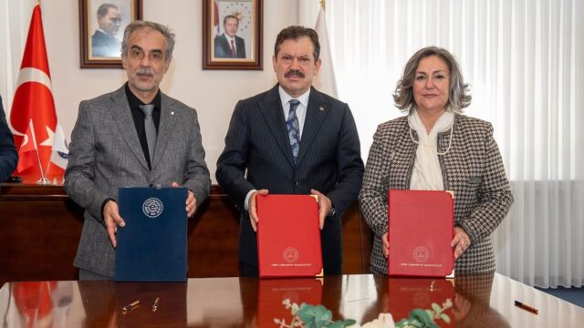 SOL BAŞTAN... EGE ÜNİVERSİTESİ REKTÖRÜ PROF. DR. MUSA ALCI, İZMİR CUMHURİYET BAŞSAVCISI ALİ YELDAN VE ANADOLU BİLGELERİNİ ARAŞTIRMA DERNEĞİ (ABAD) BAŞKANI AYŞE FİGEN TAN