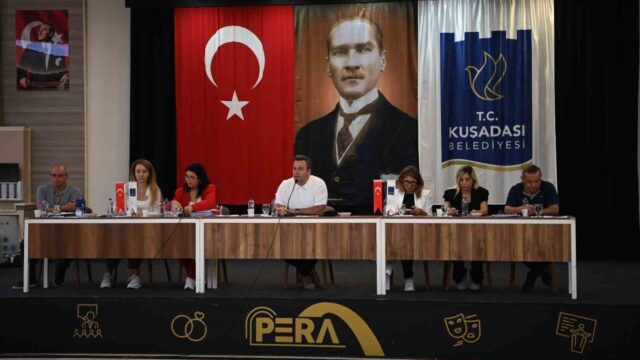 KUŞADASI BELEDİYE MECLİSİ EKİM AYI OLAĞAN TOPLANTISINI YAPTI. PERA DÜĞÜN, ORGANİZASYON VE KÜLTÜR MERKEZİ’NDE GERÇEKLEŞTİRİLEN TOPLANTIDA, VAKIFLAR GENEL MÜDÜRLÜĞÜ’NE GEÇEN GÜVERCİNADA KALESİ VE KUŞADASI BELEDİYESİ’NE AİT DİĞER MÜLKLERLE İLGİLİ BİR AÇIKLAMA YAPAN BELEDİYE BAŞKAN VEKİLİ TAHSİN DEMİRTAŞ, “BUNLA İLGİLİ HUKUK MÜCADELEMİZ SONUNA KADAR DEVAM EDECEK” DEDİ.
