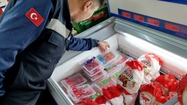 ŞEHZADELER BELEDİYESİ ZABITA MÜDÜRLÜĞÜ EKİPLERİ, İLÇE SINIRLARI İÇERİSİNDEKİ ZİNCİR MARKETLERE YÖNELİK DENETİM GERÇEKLEŞTİRDİ.