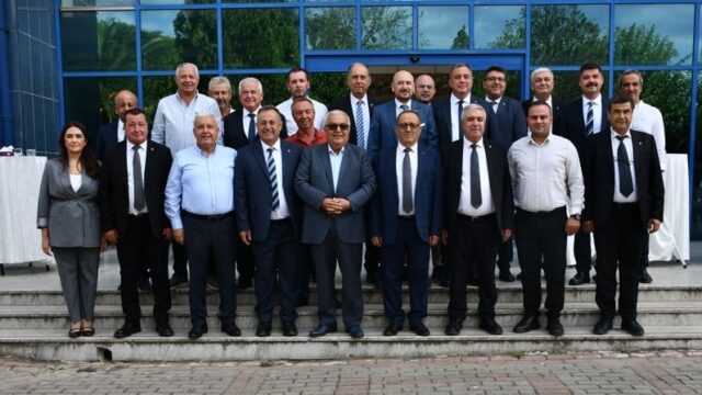 AYDIN TİCARET BORSASI’NDA SEÇİM HEYECANI SONA ERERKEN, AYDIN TİCARET BORSASI MEVCUT YÖNETİM KURULU BAŞKANI FEVZİ ÇONDUR, BORSA ÜYELERİNİN OYLARIYLA YENİDEN BAŞKAN SEÇİLEREK GÜVEN TAZELEDİ.