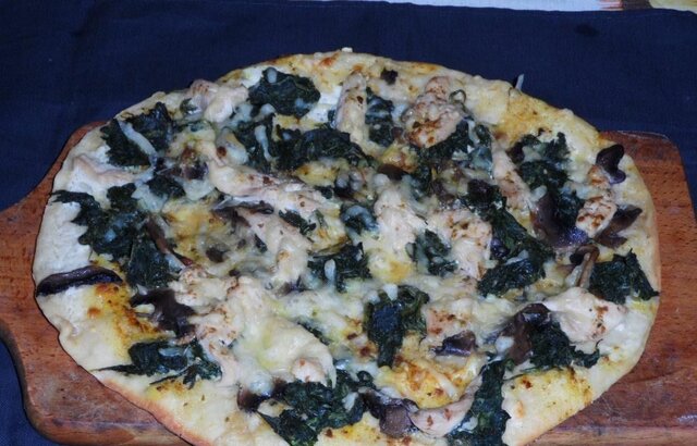 photo de pizza aux poulet ,aux épinards et au fromage de chèvre