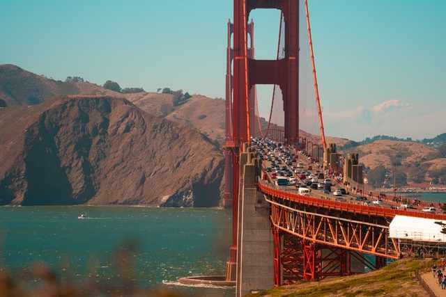 Circulation voiture sur le Golden Gate Bridge de San Francisco