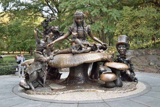 Central Park 20 Statue Alice au Pays des Merveilles