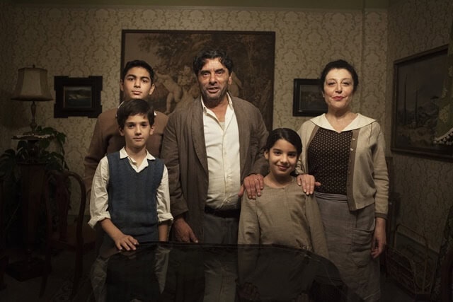 La-famiglia-Carracci_in-alto-a-sx-di-Giacomo-Stefano-bambino-Pennarella-Don-Achille-e-Falanga-Maria.-in-basso-da-sx-Laviano-Saggese-Alfonso-bambino-e-Tramontano-Pinuccia-bambina