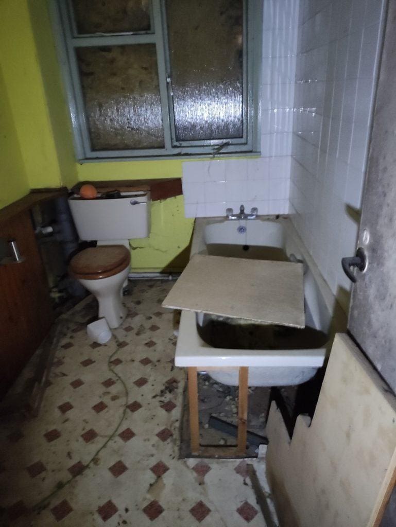 Abandoned Bruderhof School in Wiltshire- Derelict Bathroom