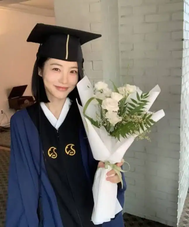 Seleb Korea Lulus Kuliah