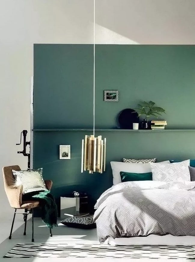 Pared del cabecero en color verde oscuro