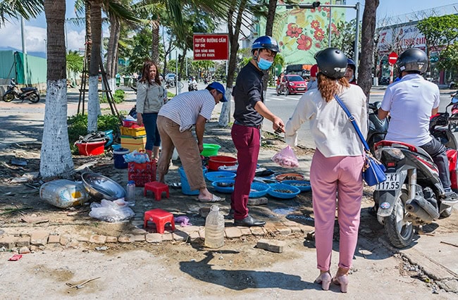 They sell the catch next to the street