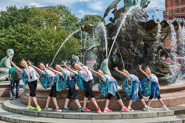 Neptunbrunnen with some Chinese Dancers