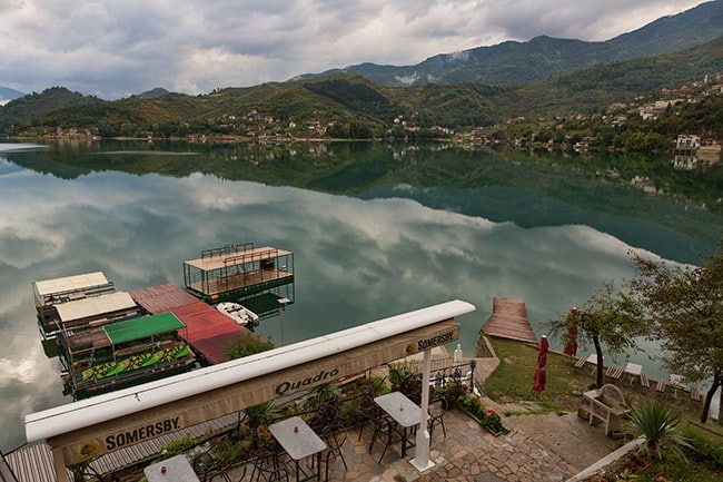 The terrace and rental boats at Penzion Aslim