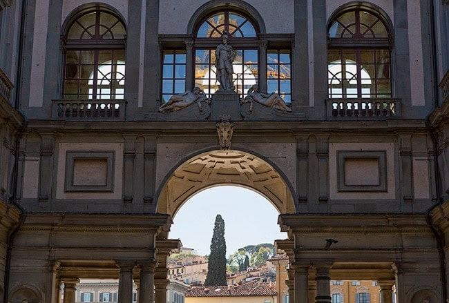 At the end of Piazzale degli Uffizi