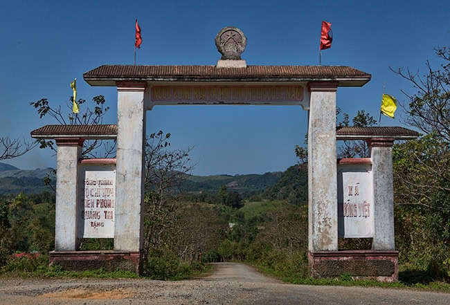 This way to the border - Laos on the other side