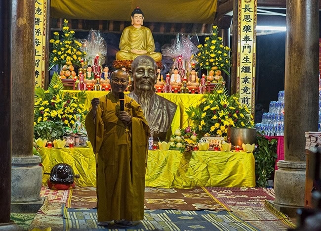 At a temple close to Phố Châu