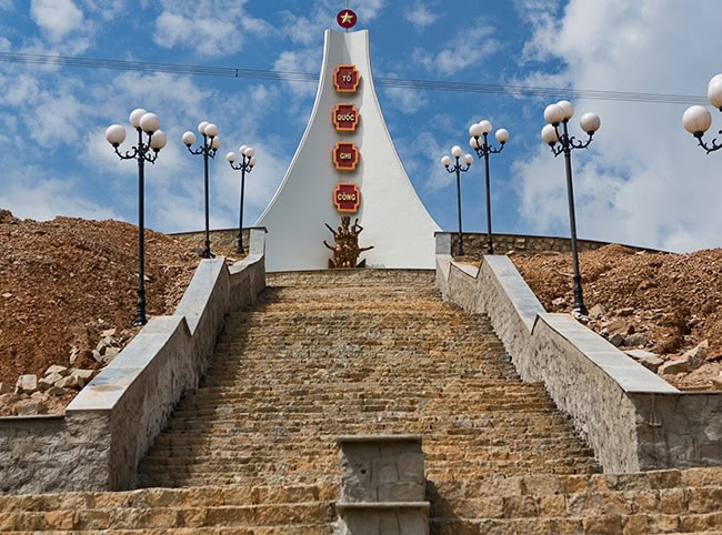 New monument at the QL 27 in Đam Rông District