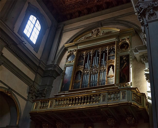 The pipe organ was built in 1558 by Onofrio Zeffirini