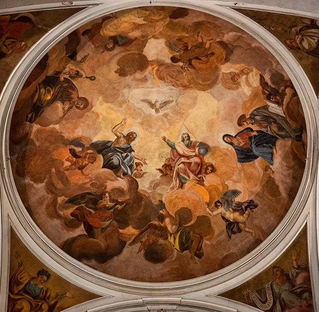 The vault of the apse is frescoed by Lorenzo del Moro with the Assumption of the Virgin