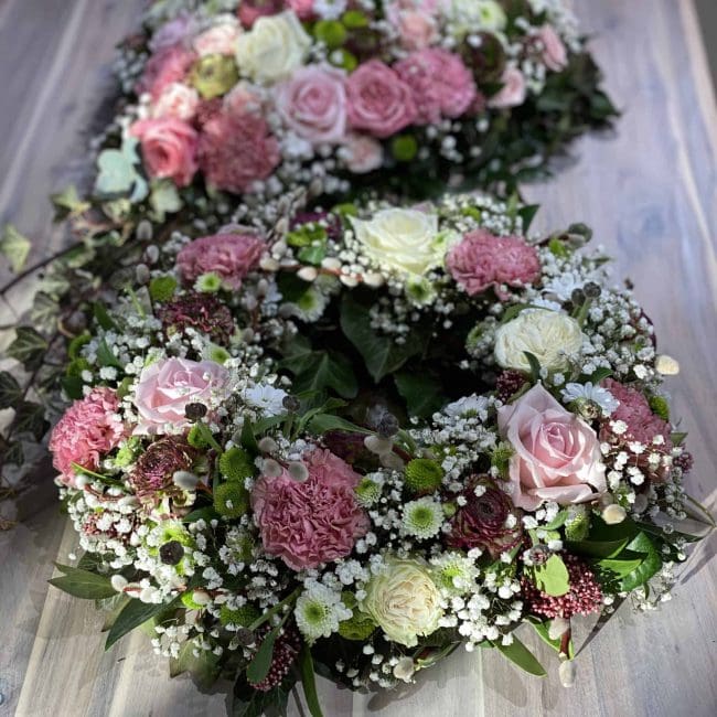 moderne Trauerherzen und Urnenkränze in weiss, pink, lila, rosa , bunt mit Rosen, Ranukel, Nelken , Schleierkraut, Crysamtheme