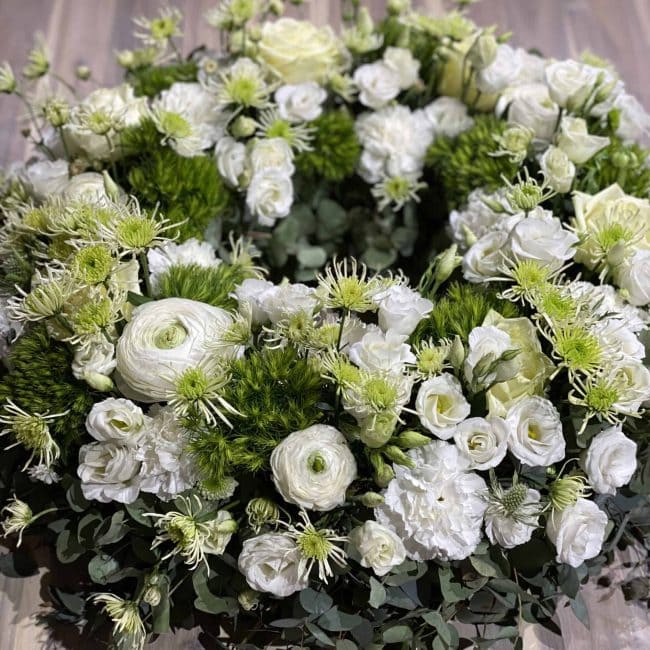 Urnenkranz modern Frühling in weiss und grün mit Rose, Nelke, Lisyanthus, Chrysamthemen, Ranunkel