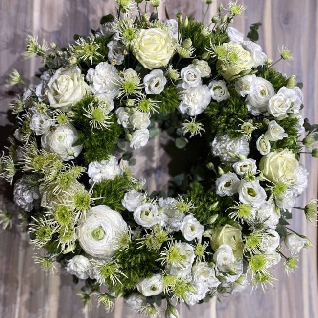 stilvoller Trauerkranz modern Frühling in weiss und grün mit Rose, Nelke, Lisyanthus, Chrysamthemen, Ranunkel