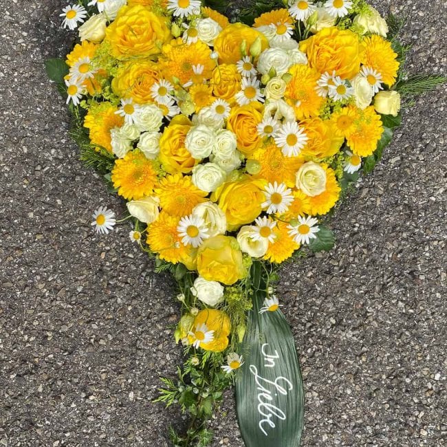 Trauerherz "In Liebe" von Gertraud Haslauer aus Pörnbach für Beerdigung in Reichertshofen moderne trauergestecke