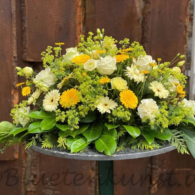 stilvolle Trauer Floristik modernes Blumenbukett mit gelben Rosen, Gerbera aus Ingolstadt