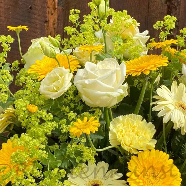 moderne Trauerfloristik aus Pörnbach mit stilvollen Blumen Rosen, Gerbera