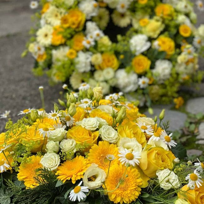 moderne Trauer Floristik Herz und Kranz mit gelben Blumen aus Pörnbach Ingolstadt und Pfaffenhofen