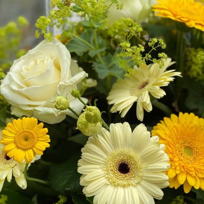 moderne Trauergestecke mit stilvollen Rosen Gerbera aus Pörnbach Ingolstadt Pfaffenhofen