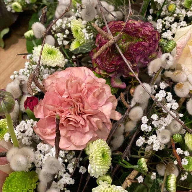 Trauer Floristik aus Pörnbach von Gerti Haslauer Detailaufnahme moderne trauerfloristik urne Frühling