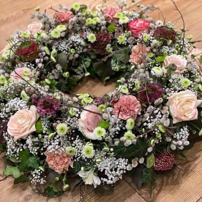 Trauerfloristik moderner Trauerkranz Frühling Ranunkel, Nelke Schleierkraut, Weidenkätzchen aus Reichertshofen trauerfloristik urne