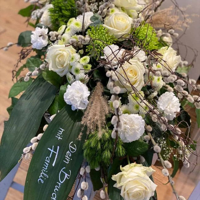 stilvolle Trauer Floristik aus Pfaffenhofen weisses Trauergesteck mit Rosen und Gerbera