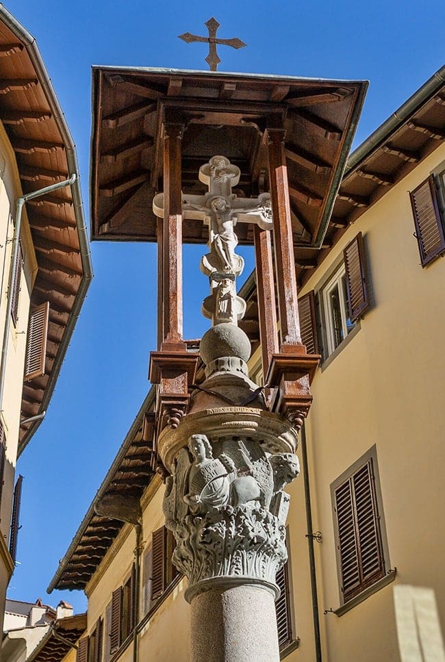 Cross at the corner of the Piazza Santa Maria Novella