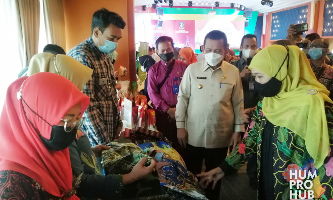 Gubernur Kepri, H Ansar Ahmad Bersama Gubernur Jawa Timur, Hj Kofifah Indar Parawansa Saat Meninjau Produk Kepri
